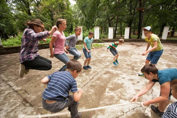 Juegos activos en el campamento de verano — Foto de Stock