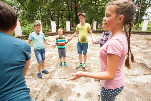 Crianças jogando o jogo no acampamento de verão — Fotografia de Stock