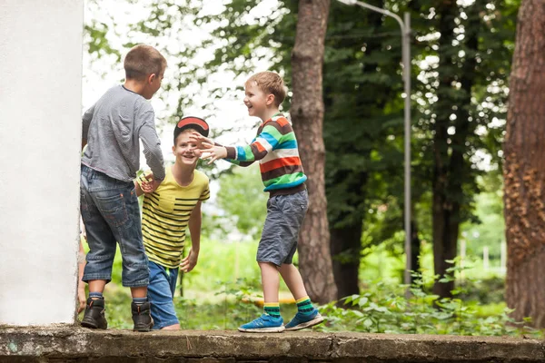 Gruppe von Jungs in einer Reihe Rückansicht — Stockfoto