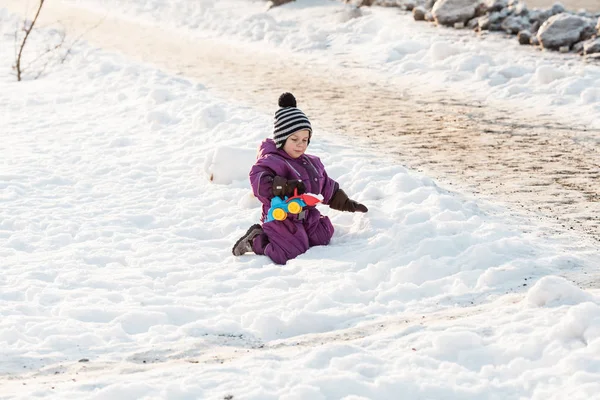 Kid plays on the snow — Stock Photo, Image