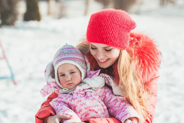 Retrato de madre e hija en invierno —  Fotos de Stock