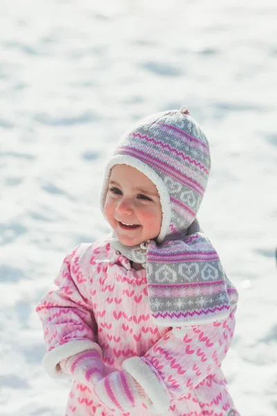 女の子は、雪を楽しんでください。 — ストック写真