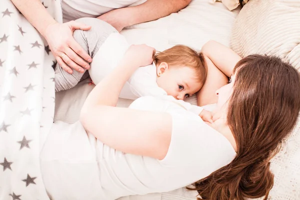 Cosleeping y la lactancia materna —  Fotos de Stock