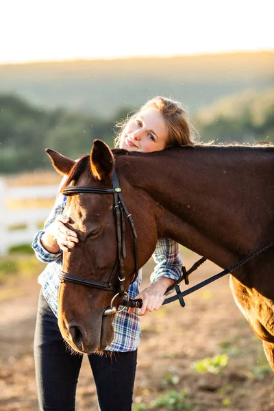 Belle fille avec cheval — Photo
