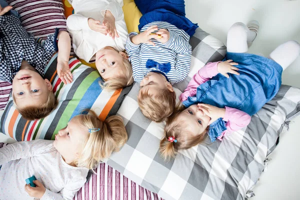 枕の横に子供たち — ストック写真