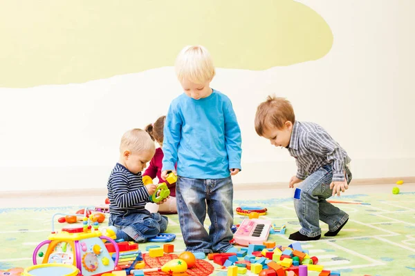 Juegos en el jardín de infantes — Foto de Stock