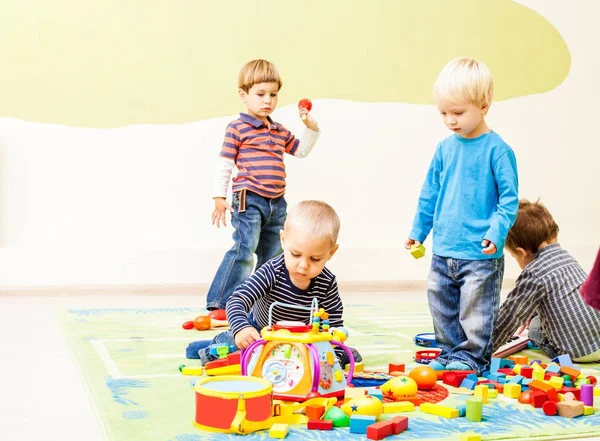 Juegos en el jardín de infantes — Foto de Stock