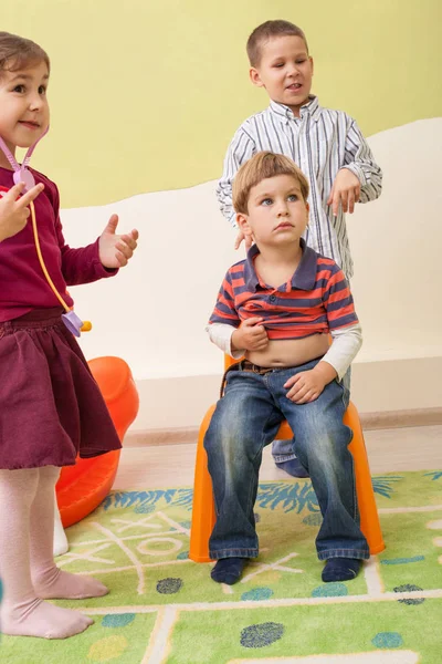 Niños jugando médico y paciente — Foto de Stock