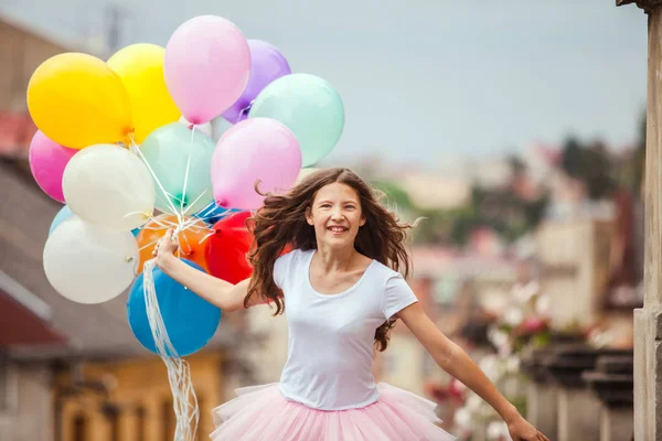 Mädchen mit bunten Latex-Luftballons — Stockfoto