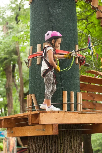 Niño en un parque de aventuras — Foto de Stock