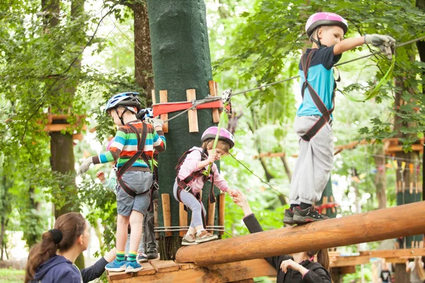 Kinderen in een avonturenspeeltuin — Stockfoto