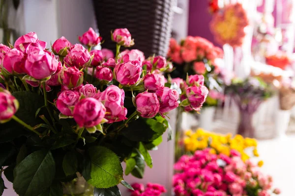 Ramos de rosas en una floristería — Foto de Stock