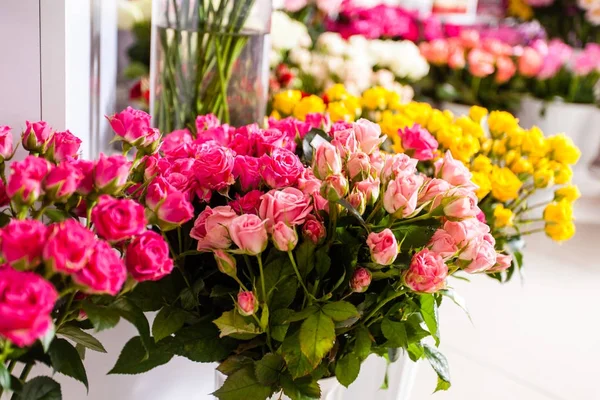 Bouquets rosas em uma loja de floristas — Fotografia de Stock