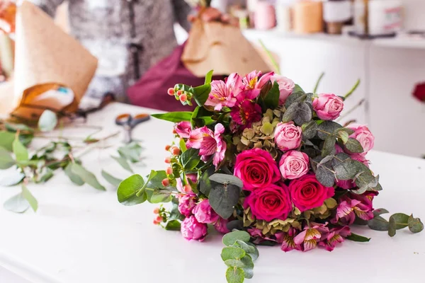 Finished bouquets on the table — Stock Photo, Image