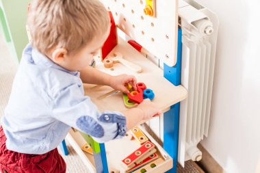 Çocuk ahşap oyuncaklar ile çalış