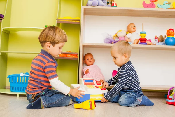 Pequeño cajero y comprador — Foto de Stock