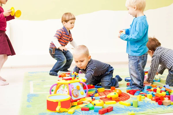 Juegos en el jardín de infantes — Foto de Stock