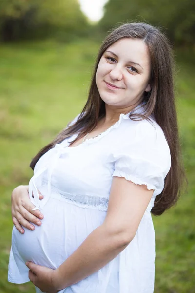 Retrato de mujer embarazada — Foto de Stock