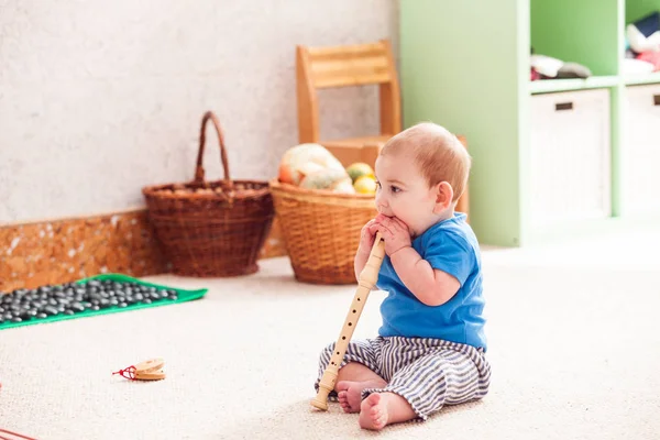 Niño con flauta — Foto de Stock