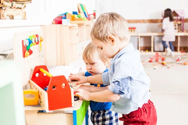 Meninos brincam com brinquedos de madeira — Fotografia de Stock