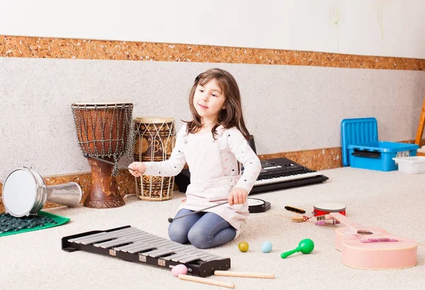 Söt flicka som leker på xylofon — Stockfoto