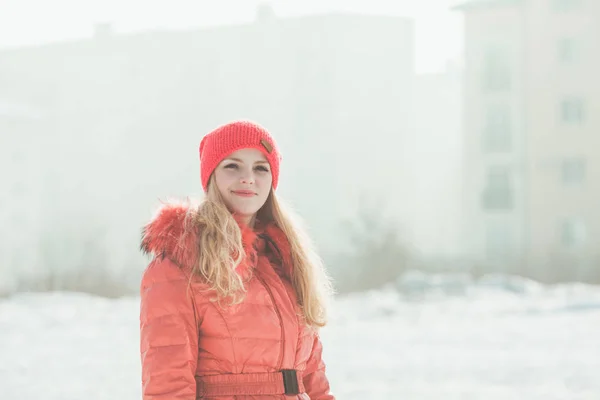 Kırmızı parka kız — Stok fotoğraf