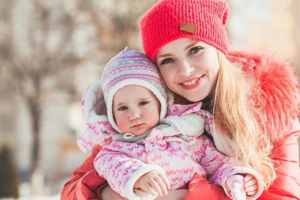 Retrato de madre e hija en invierno — Foto de Stock