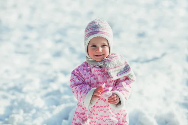 女の子は、雪を楽しんでください。 — ストック写真