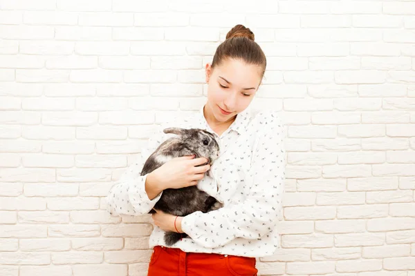 그녀의 좋아하는 애완 동물을 가진 소녀 — 스톡 사진