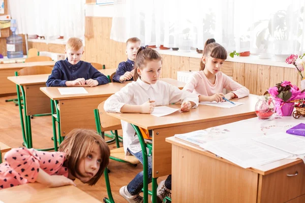Enfants passant un examen — Photo