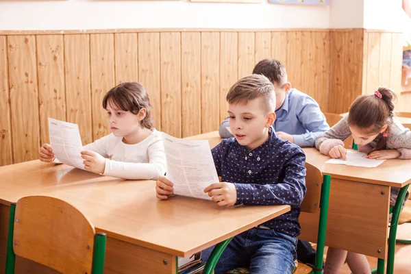 Kinderen nemen een examen — Stockfoto