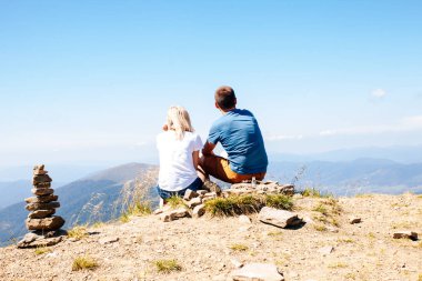 Genç çift manzara hayran