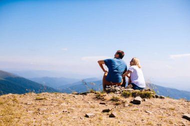 Genç çift manzara hayran
