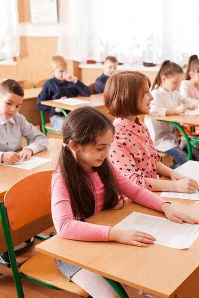 Niños que toman un examen — Foto de Stock