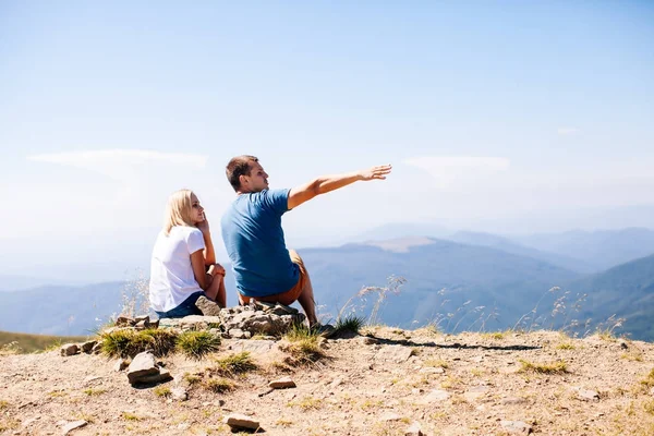 stock image Young couple are admiring the landscape