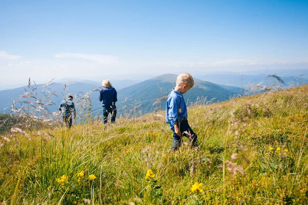 De familie smaakt wilde bessen — Stockfoto