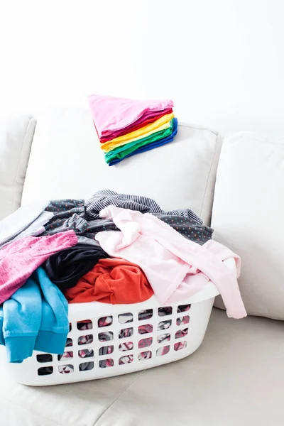 Färgglada rena kläder — Stockfoto