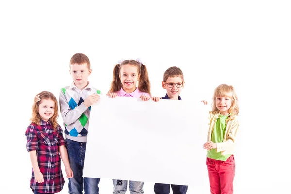 Die Kinder halten einen weißen Rohling in der Hand — Stockfoto