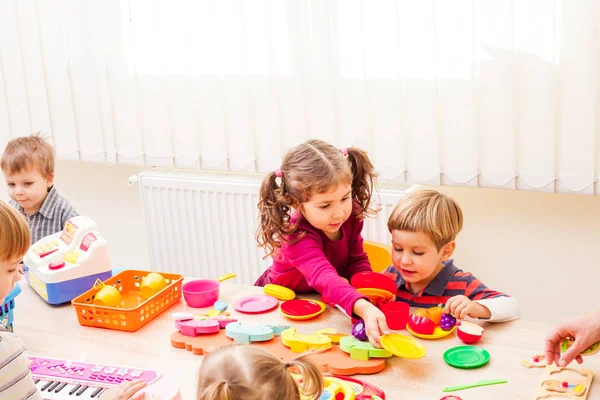 料理人を遊んでいる子供たち — ストック写真