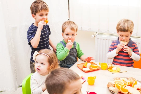 Lunch i förskola — Stockfoto