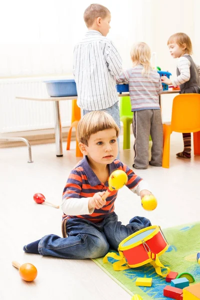 Crianças brincando com brinquedos — Fotografia de Stock