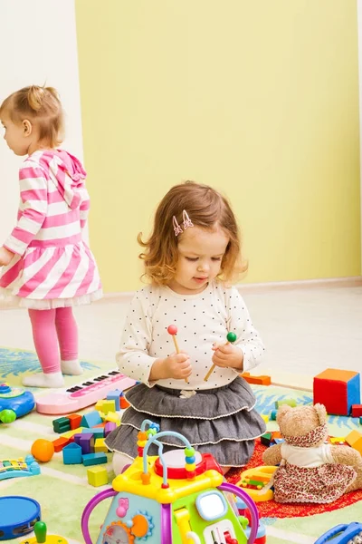 Dzieci bawiące się zabawkami — Zdjęcie stockowe