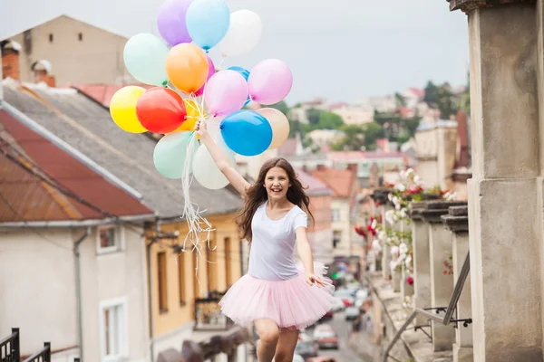 Mädchen mit bunten Latex-Luftballons — Stockfoto