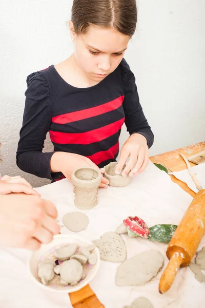 塑像用粘土の子供手 — ストック写真