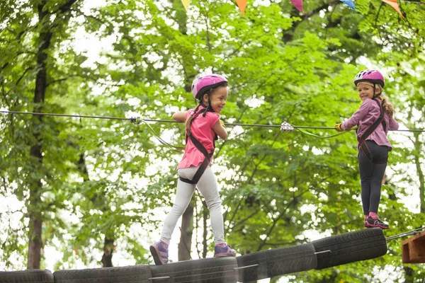 De hindernisbaan in het avonturenpark — Stockfoto