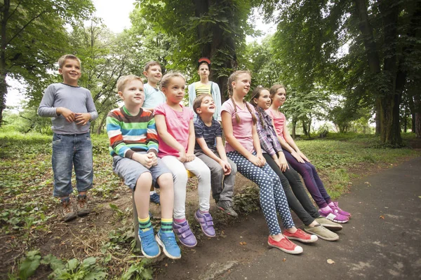 Groep kinderen op een bankje — Stockfoto