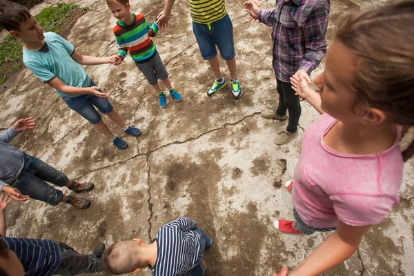 Los niños jugando el juego en el campamento de verano — Foto de Stock