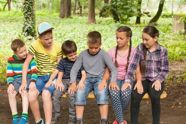 Kinder auf der Bank — Stockfoto