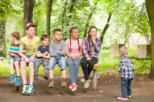 Kids on the bench — Stock Photo, Image