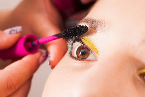 Kahverengi gözler için makyaj — Stok fotoğraf